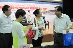 會后代表們紛紛前來尋問，秦建秋董事長一一解答