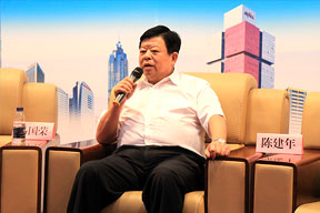 江蘇南通二建集團(tuán)有限公司董事長陳建年回答參會(huì)代表的提問