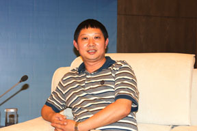 重慶建工集團(tuán)貴州分公司總經(jīng)理徐貴明參與對(duì)話交流