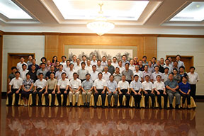 參加中國(guó)工程建設(shè)聯(lián)盟成立大會(huì)的與會(huì)代表合影