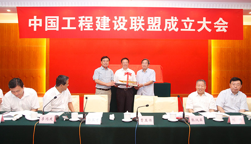 ?中國電力建設(shè)企業(yè)協(xié)會為中國工程建設(shè)聯(lián)盟增送航母模型