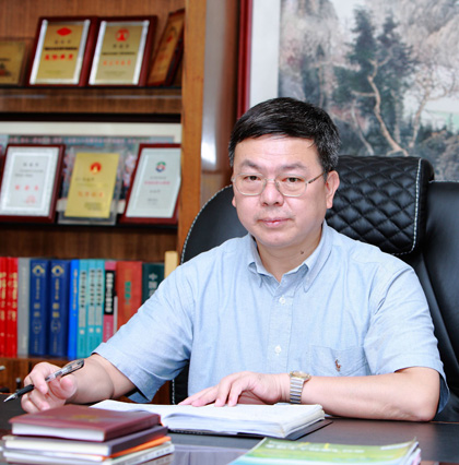 福建第一公路工程公司總經(jīng)理陳建華發(fā)表題為《福建第一公路的信息化六年發(fā)展歷程》的演講