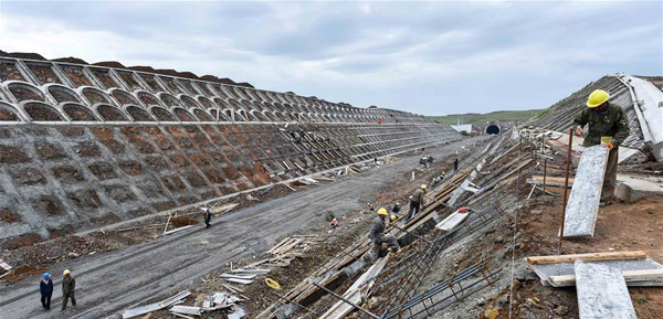 中國鐵建內(nèi)蒙古首條客運(yùn)專線隧道全線貫通