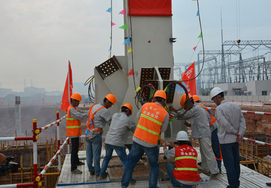 中國能建安徽電建一公司承建兩臺百萬機(jī)組鍋爐鋼架同日吊裝