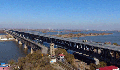 中國鐵建設計我國高寒地區(qū)首座現(xiàn)代化公鐵兩用橋通車 