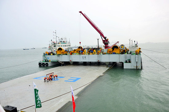 港珠澳大橋海底隧道深槽區(qū)首個(gè)非標(biāo)準(zhǔn)沉管安裝成功