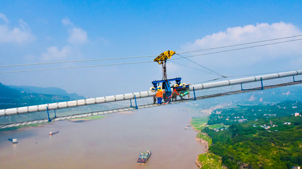 中交第一公路工程局萬(wàn)利駙馬長(zhǎng)江大橋緊纜施工全部完成
