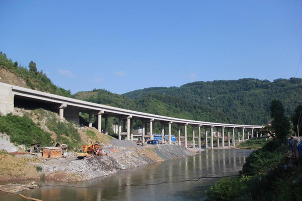 重慶萬利萬達(dá)高速公路公司萬利五分部率先實(shí)現(xiàn)全線雙幅貫通