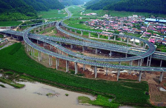 鶴大高速ZT11標段主線路面實現(xiàn)貫通