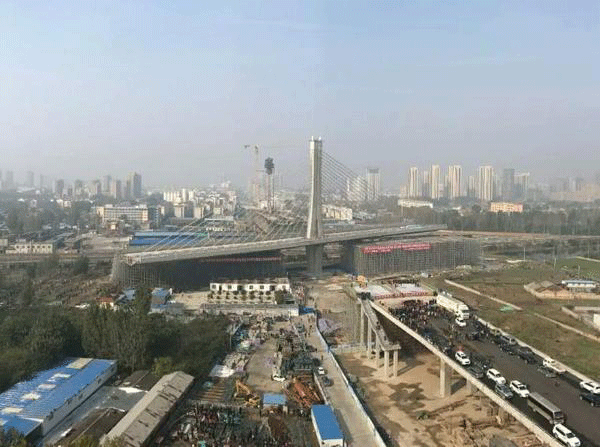 中鐵二十局集團(tuán)公司承建的世界最大的荷澤丹陽立交橋成功轉(zhuǎn)體