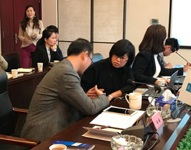 代表們就各自感興趣的問(wèn)題自行分組討論與交流