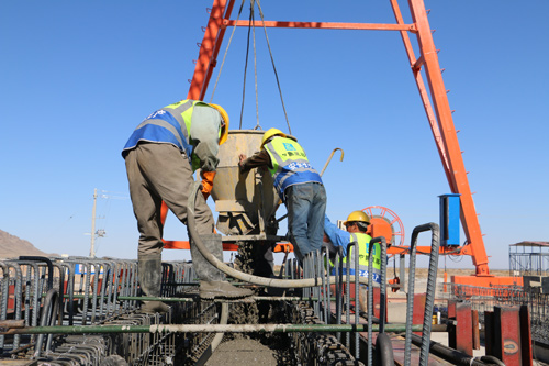 國道242甘臨一級(jí)公路首片空心板預(yù)制施工照片 