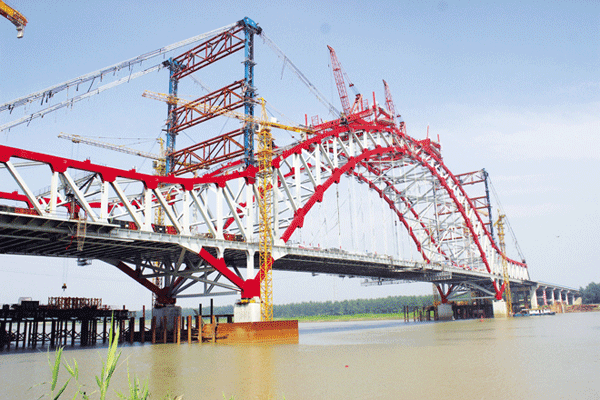 中國(guó)能建承建的安徽長(zhǎng)淮衛(wèi)淮河大橋主橋合龍