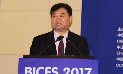 中國(guó)工程機(jī)械工業(yè)協(xié)會(huì)常務(wù)副會(huì)長(zhǎng)兼秘書長(zhǎng)蘇子孟作《工程機(jī)械行業(yè)運(yùn)行狀況與趨勢(shì)分析》報(bào)告