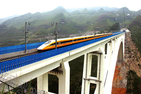 滬昆客專首列動(dòng)車組檢測(cè)車通過北盤江特大橋 