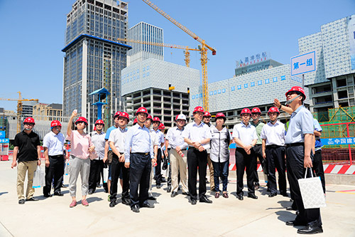 觀摩施工現(xiàn)場