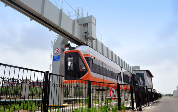 國內(nèi)首條懸掛式空軌機(jī)車開始試驗(yàn)運(yùn)行 