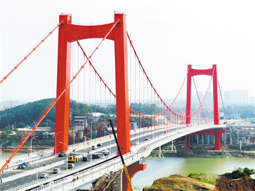 南寧吳圩機(jī)場第二高速公路和良慶大橋建成通車