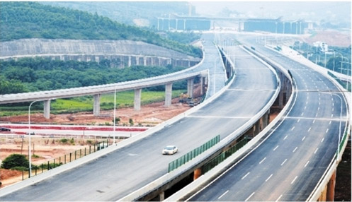 南寧吳圩機(jī)場第二高速公路和良慶大橋建成通車