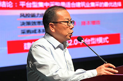 江蘇足財(cái)電子商務(wù)有限公司筑材網(wǎng)副總經(jīng)理慶宇峰介紹演示相關(guān)產(chǎn)品